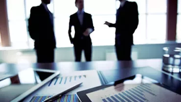 Réunion d'affaires avec documents et graphiques.