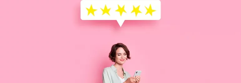 Personne lisant un message de cinq étoiles sur un téléphone.