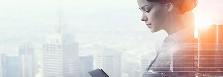 Personne regardant une tablette numérique, avec une ville en arrière-plan.